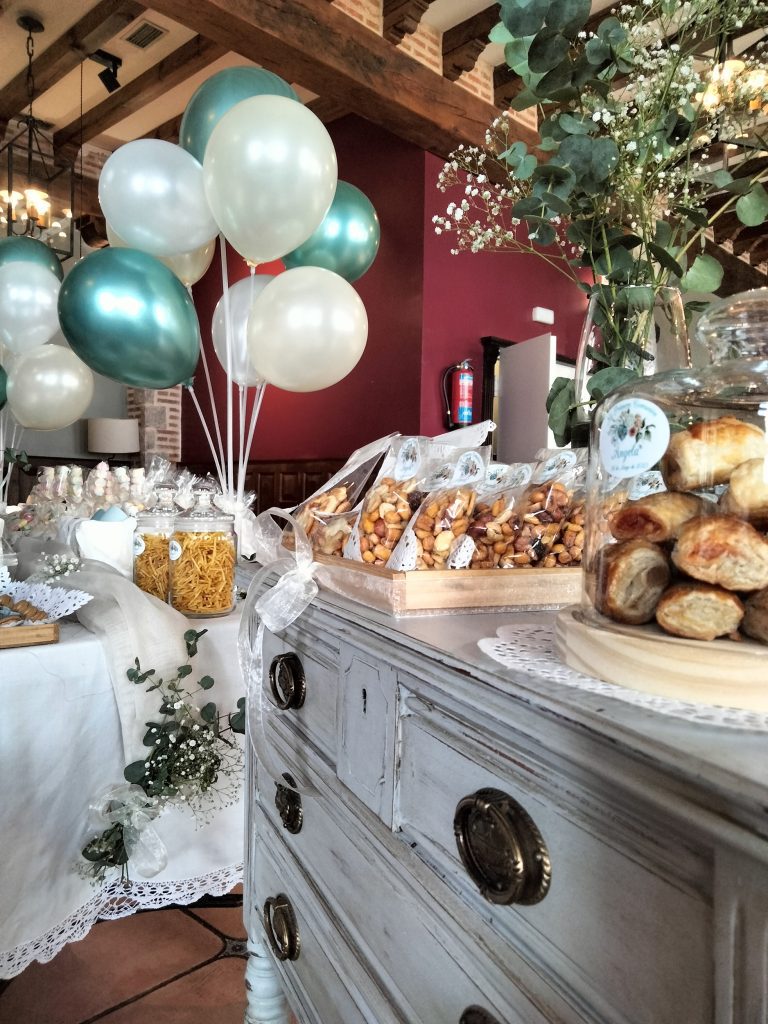 Decoracion de cumpleaños con globos y comida